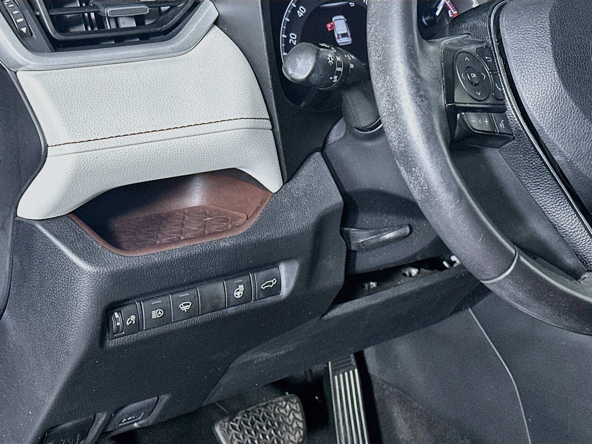 Used 2019 Toyota RAV4 Limited w/ Cold Weather Package FWD image 17