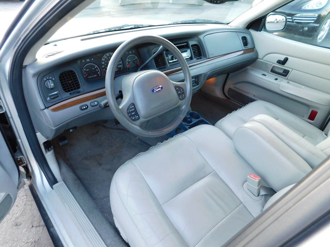 Used 2003 Ford Crown Victoria LX RWD image 18
