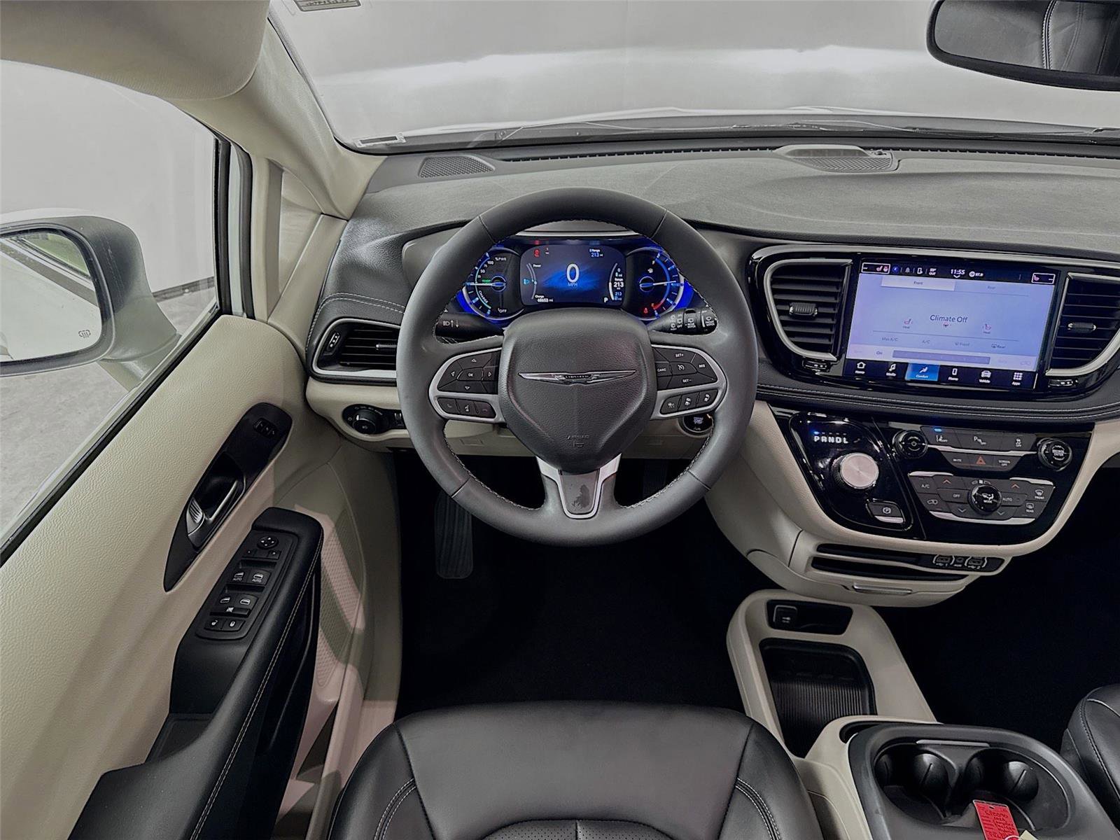 Used 2023 Chrysler Pacifica Touring-L image 2