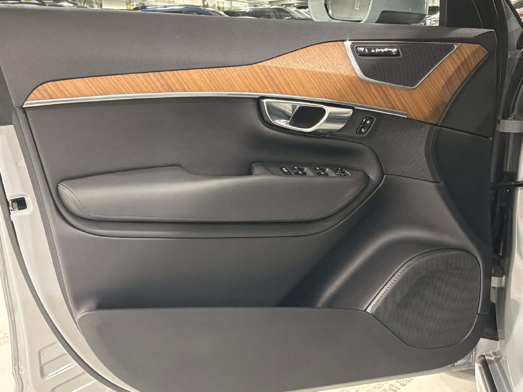 Used 2025 Volvo XC90 T8 Plus w/ Protection Package Premier AWD/4WD image 9