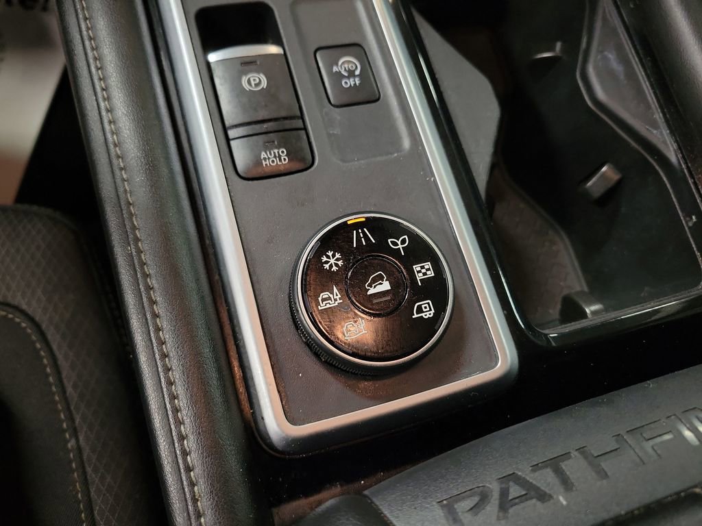 Used 2022 Nissan Pathfinder SV image 16