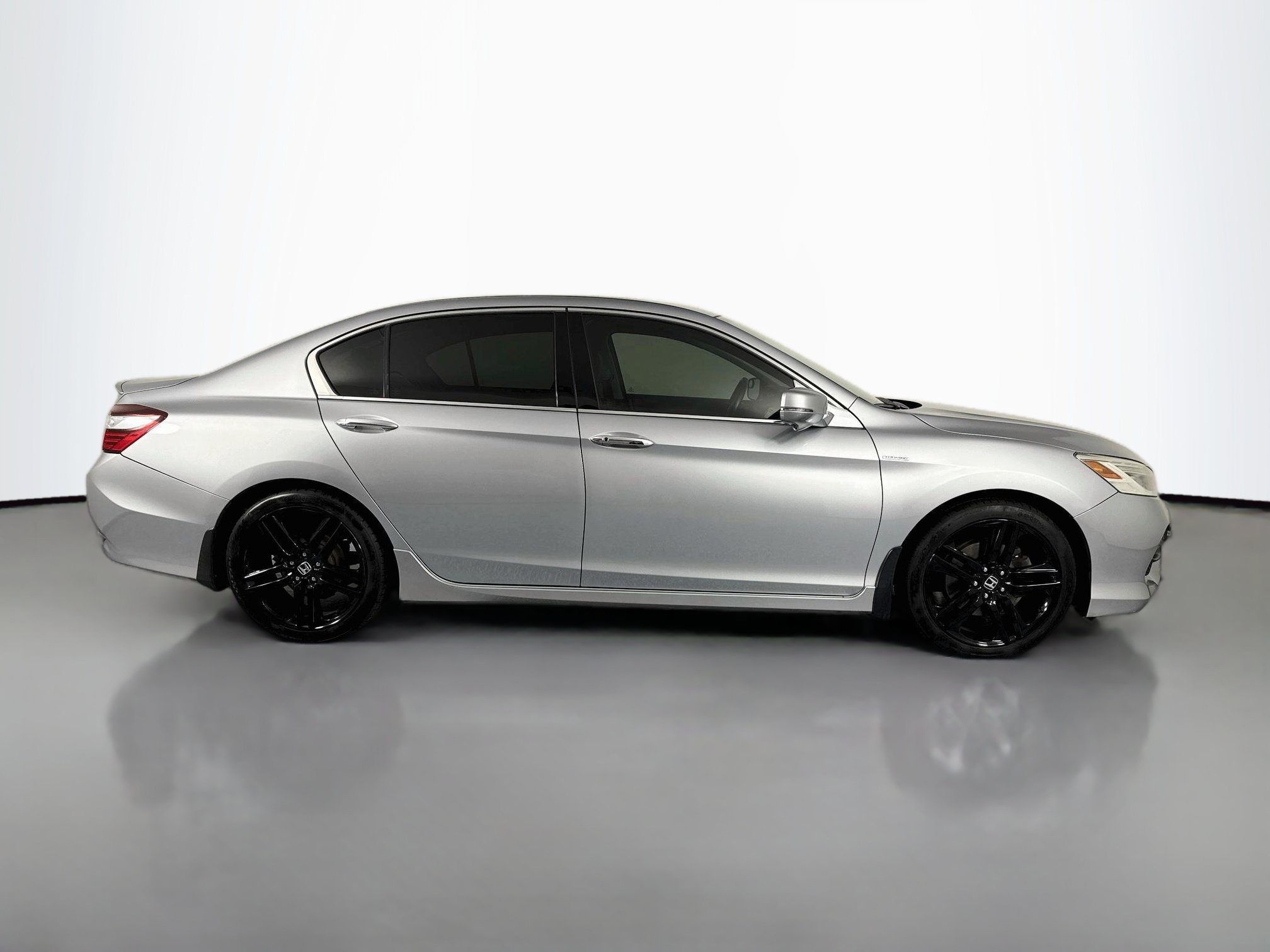 Used 2017 Honda Accord Touring image 4