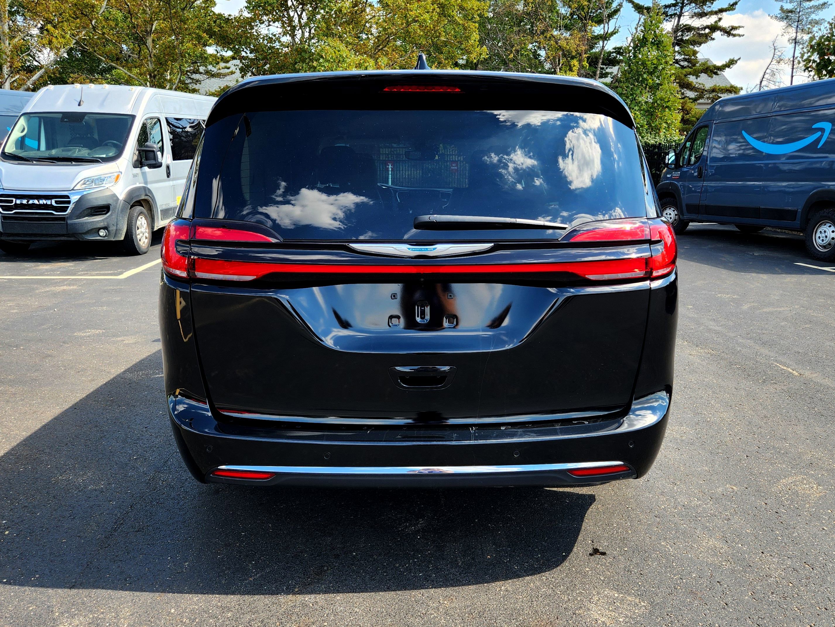 Used 2024 Chrysler Pacifica Touring-L image 7