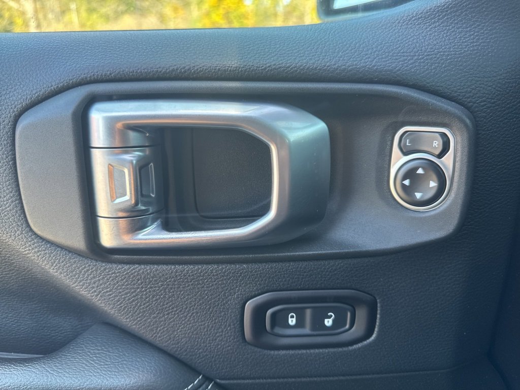 Used 2018 Jeep Wrangler Unlimited Sahara image 32