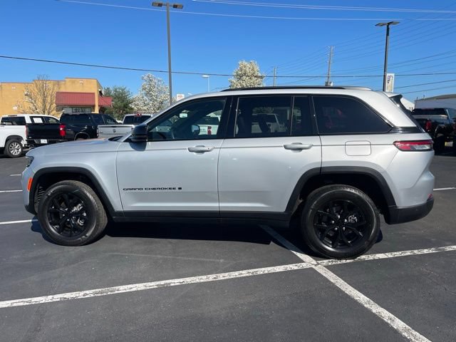 Used 2024 Jeep Grand Cherokee Altitude AWD/4WD image 4