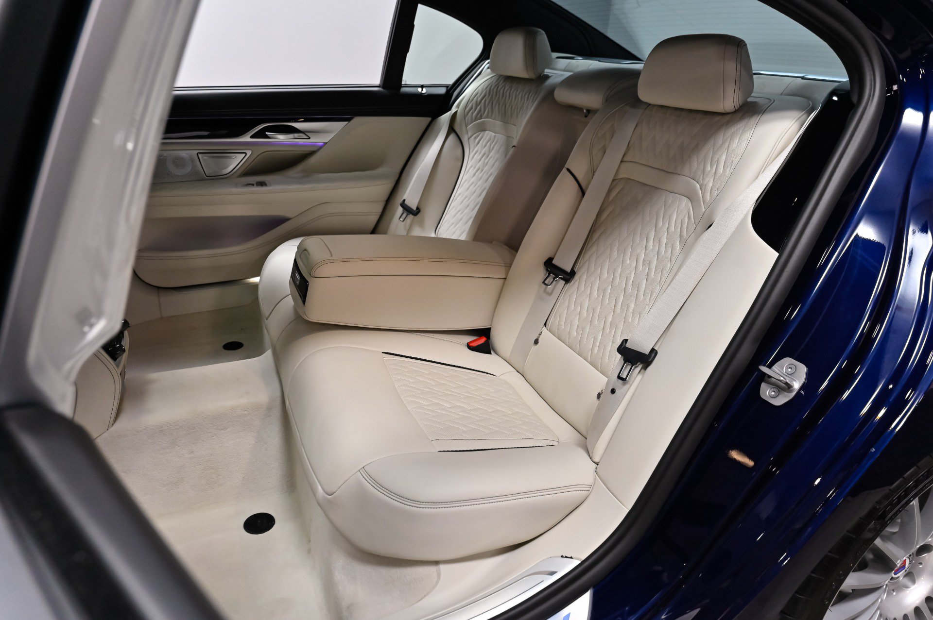 Used 2022 BMW ALPINA B7 xDrive AWD/4WD image 34