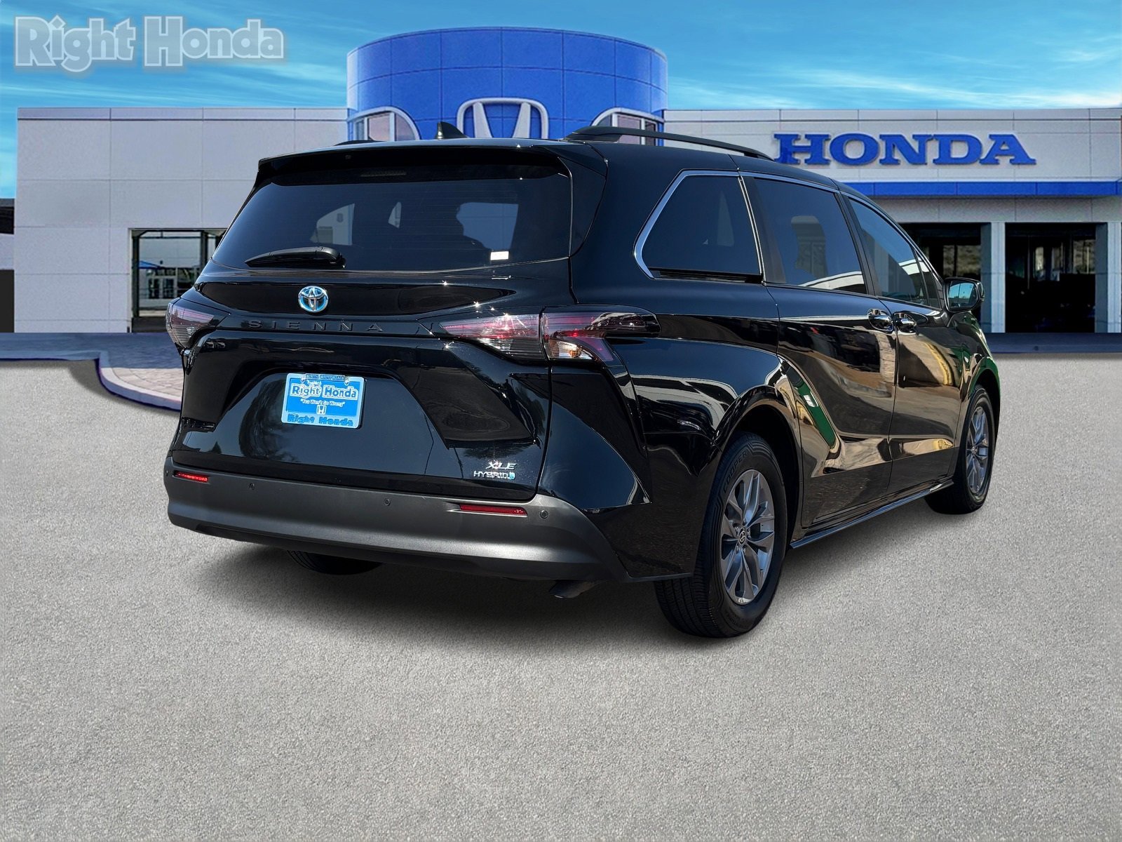 Used 2024 Toyota Sienna XLE image 6
