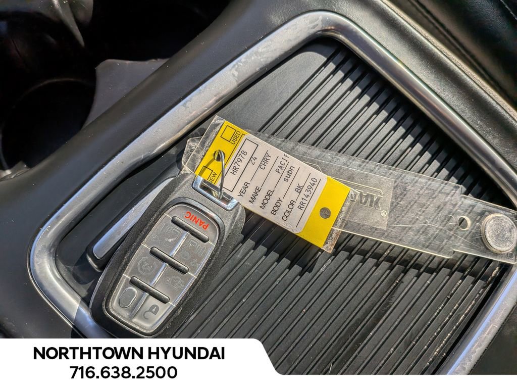 Used 2024 Chrysler Pacifica Touring-L image 18