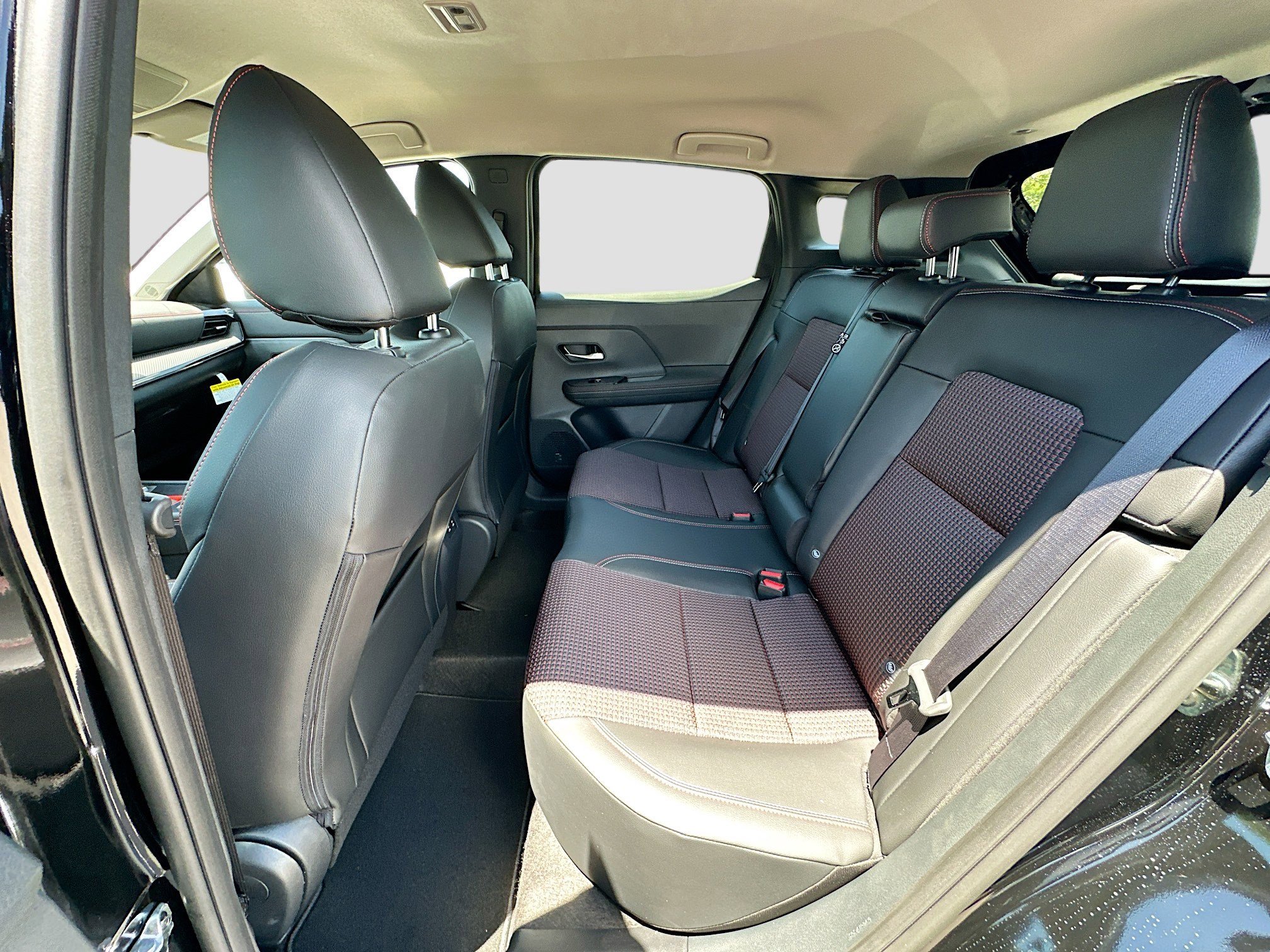 New 2025 Nissan Kicks SR FWD image 16