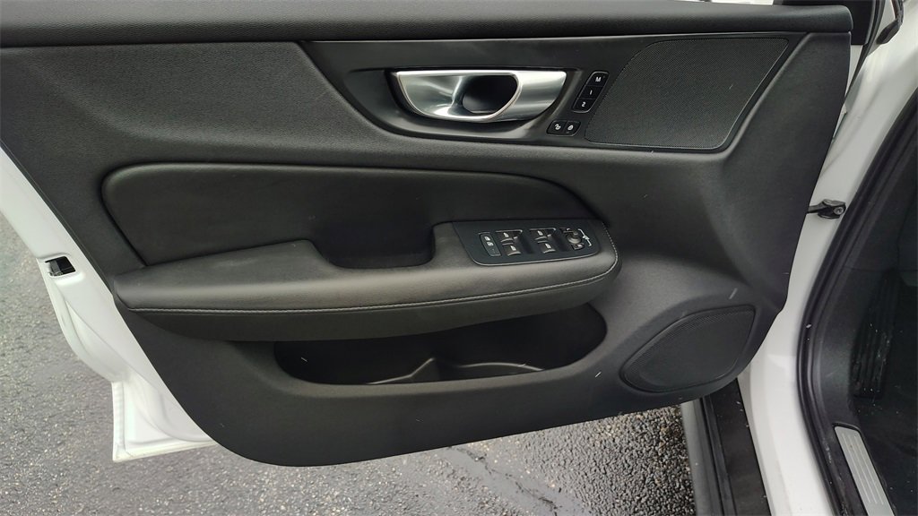 Certified 2025 Volvo V60 B5 Cross Country Plus image 8