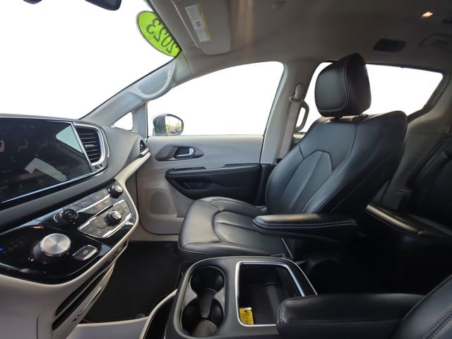 Used 2023 Chrysler Pacifica Touring-L FWD image 11