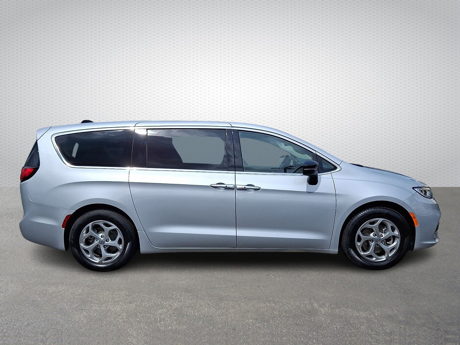 Used 2024 Chrysler Pacifica Limited image 7