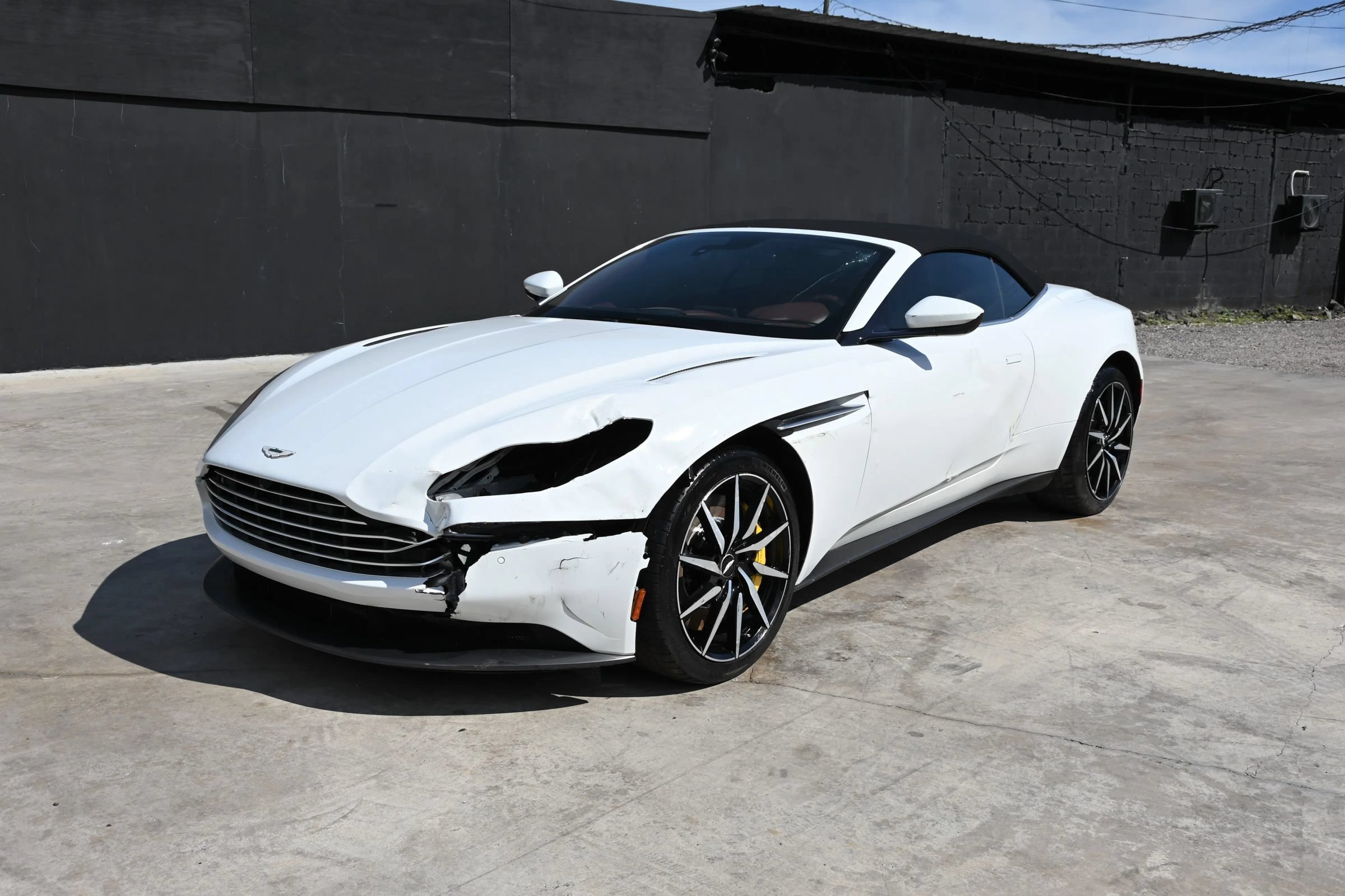 Used 2020 Aston Martin DB11 Volante RWD image 2