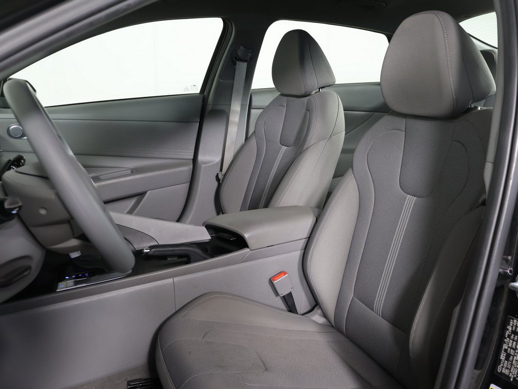 Certified 2025 Hyundai Elantra SE FWD image 25