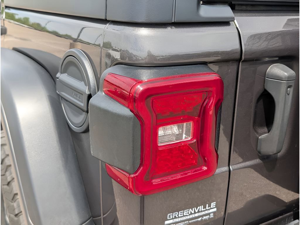 Used 2022 Jeep Wrangler Unlimited Rubicon w/ LED Lighting Group AWD/4WD image 4