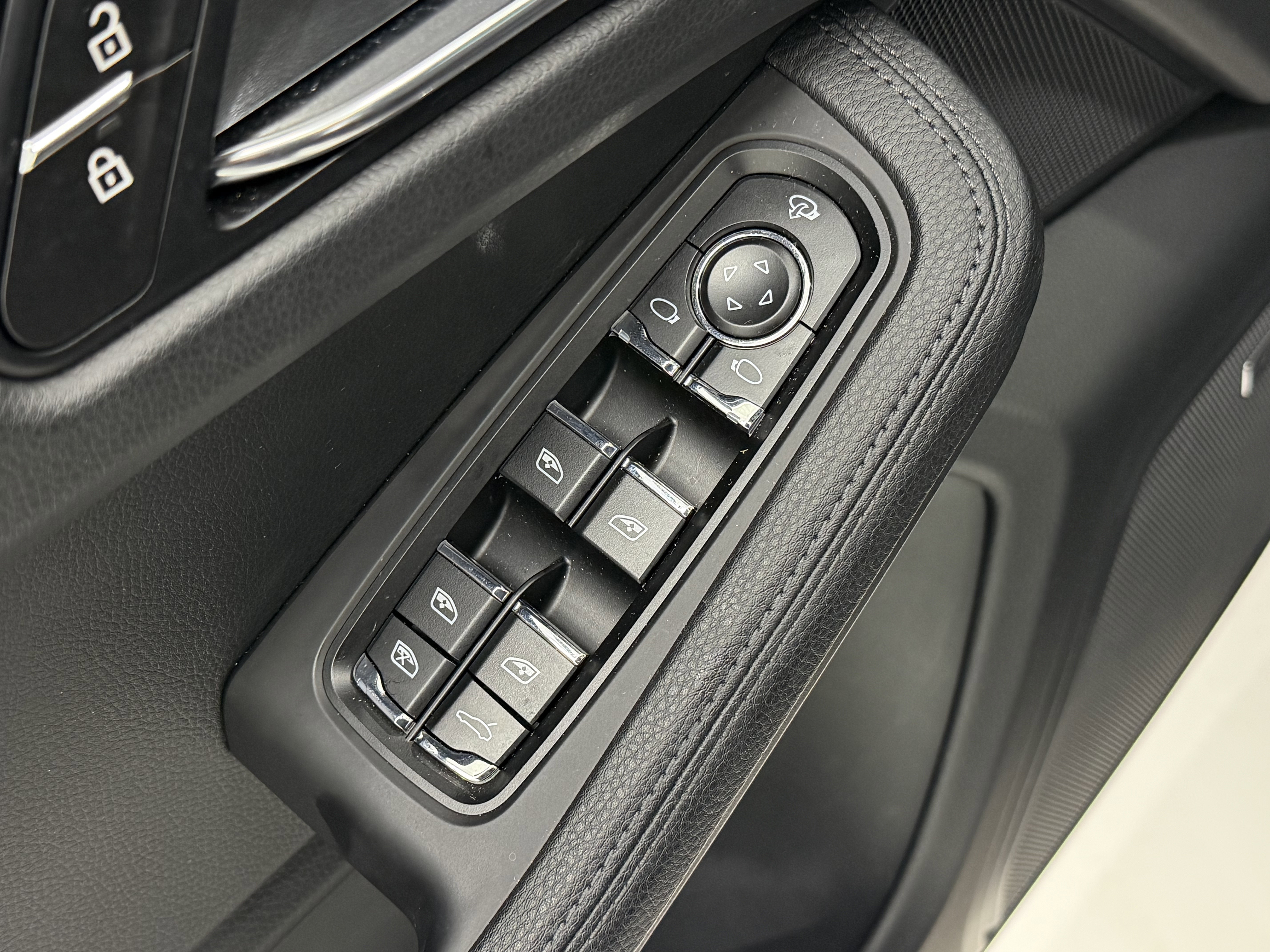 Certified 2025 Porsche Macan image 28