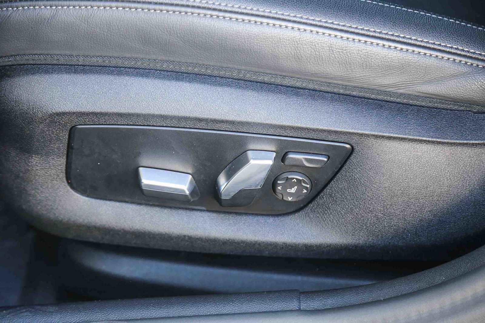 Certified 2023 BMW 530e w/ Convenience Package image 18