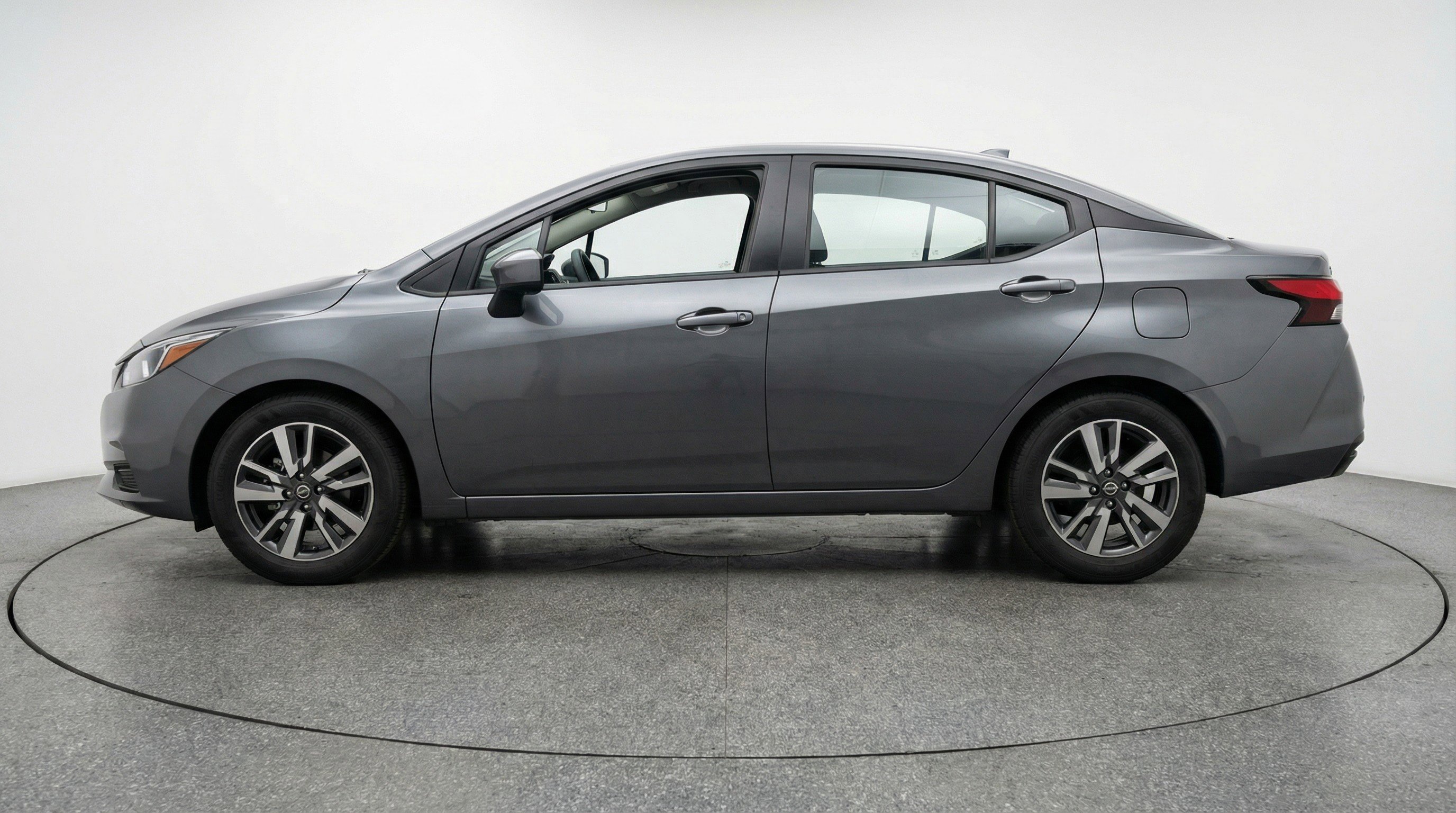 Used 2025 Nissan Versa SV image 5