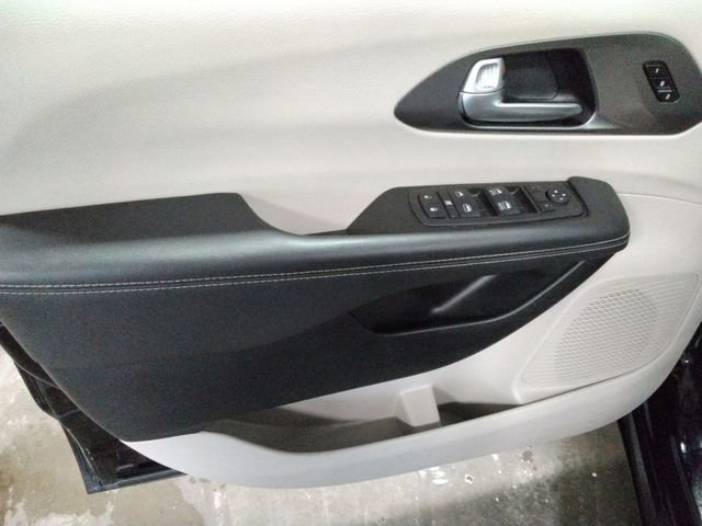 Used 2024 Chrysler Pacifica Touring-L image 29