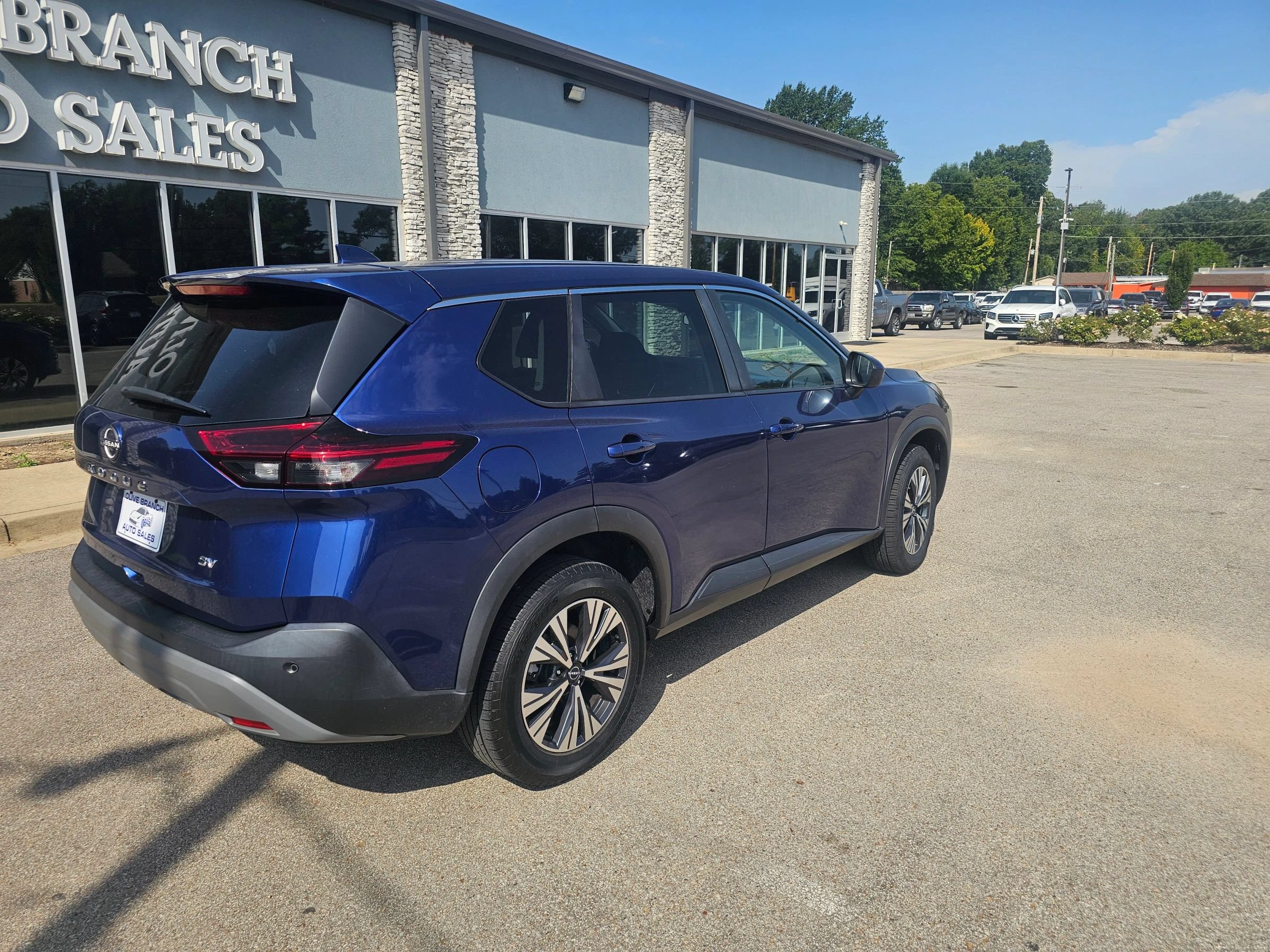 Used 2023 Nissan Rogue SV FWD image 2