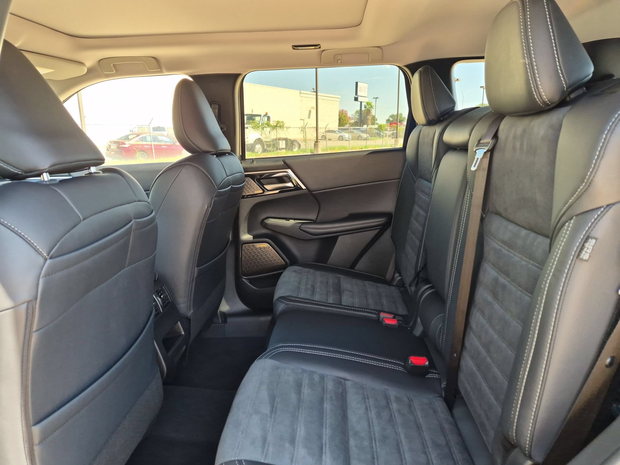 New 2026 Mitsubishi Outlander SE FWD image 13