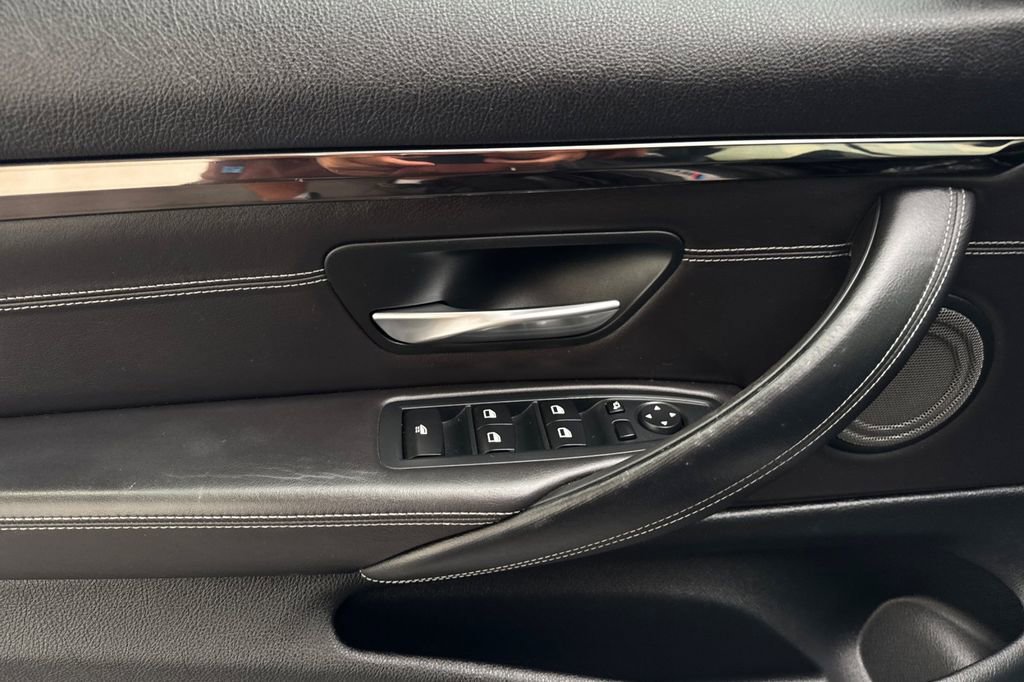 Used 2016 BMW M4 Convertible image 11