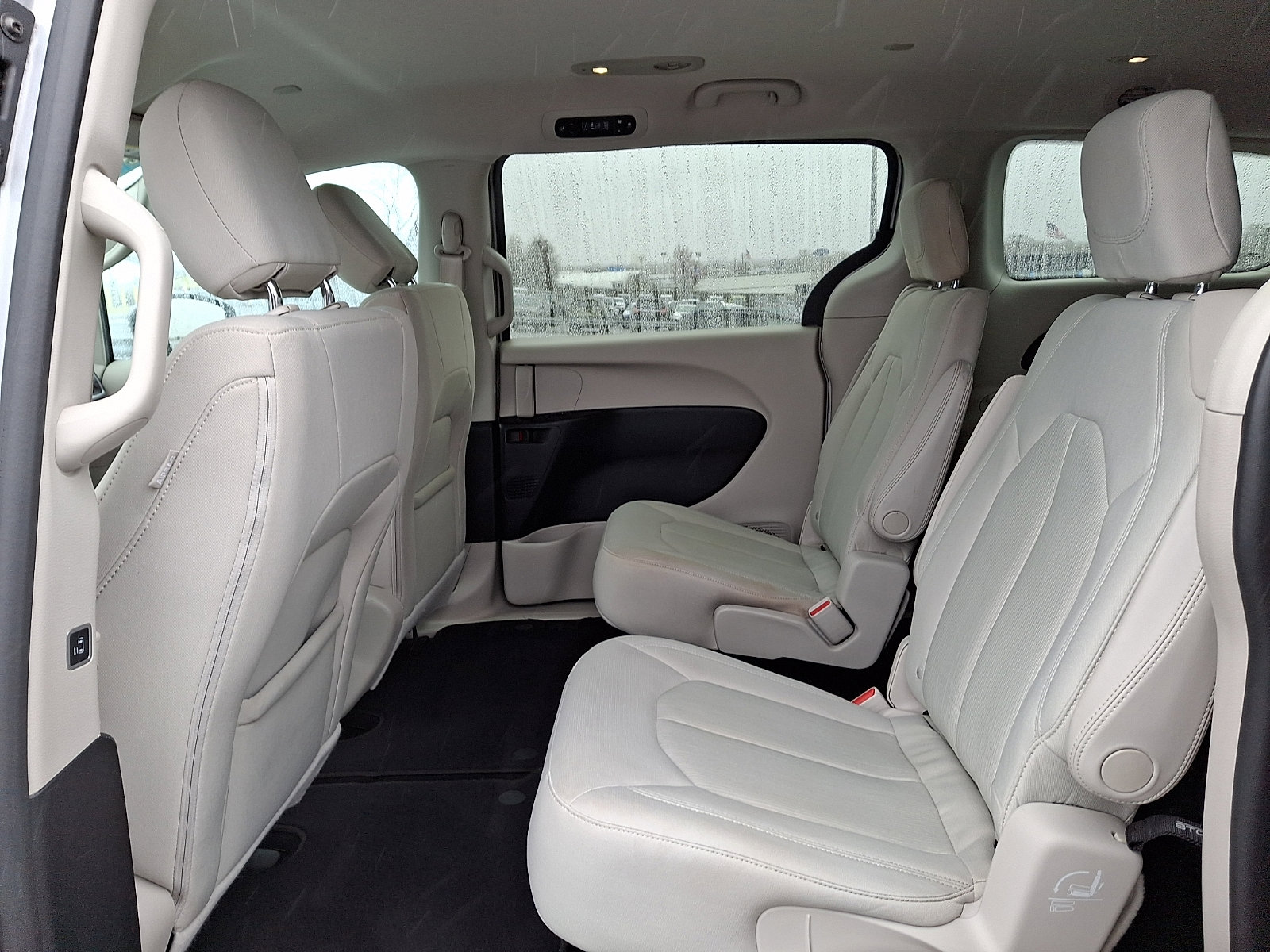 Used 2017 Chrysler Pacifica Touring w/ Tire & Wheel Group image 10