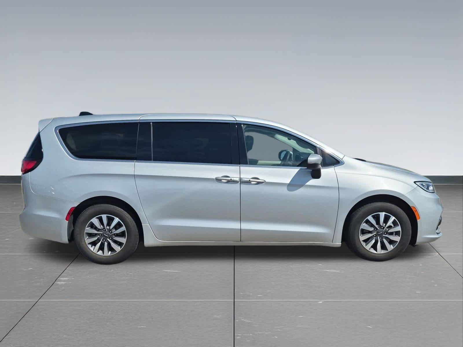 Used 2023 Chrysler Pacifica Touring-L FWD image 7