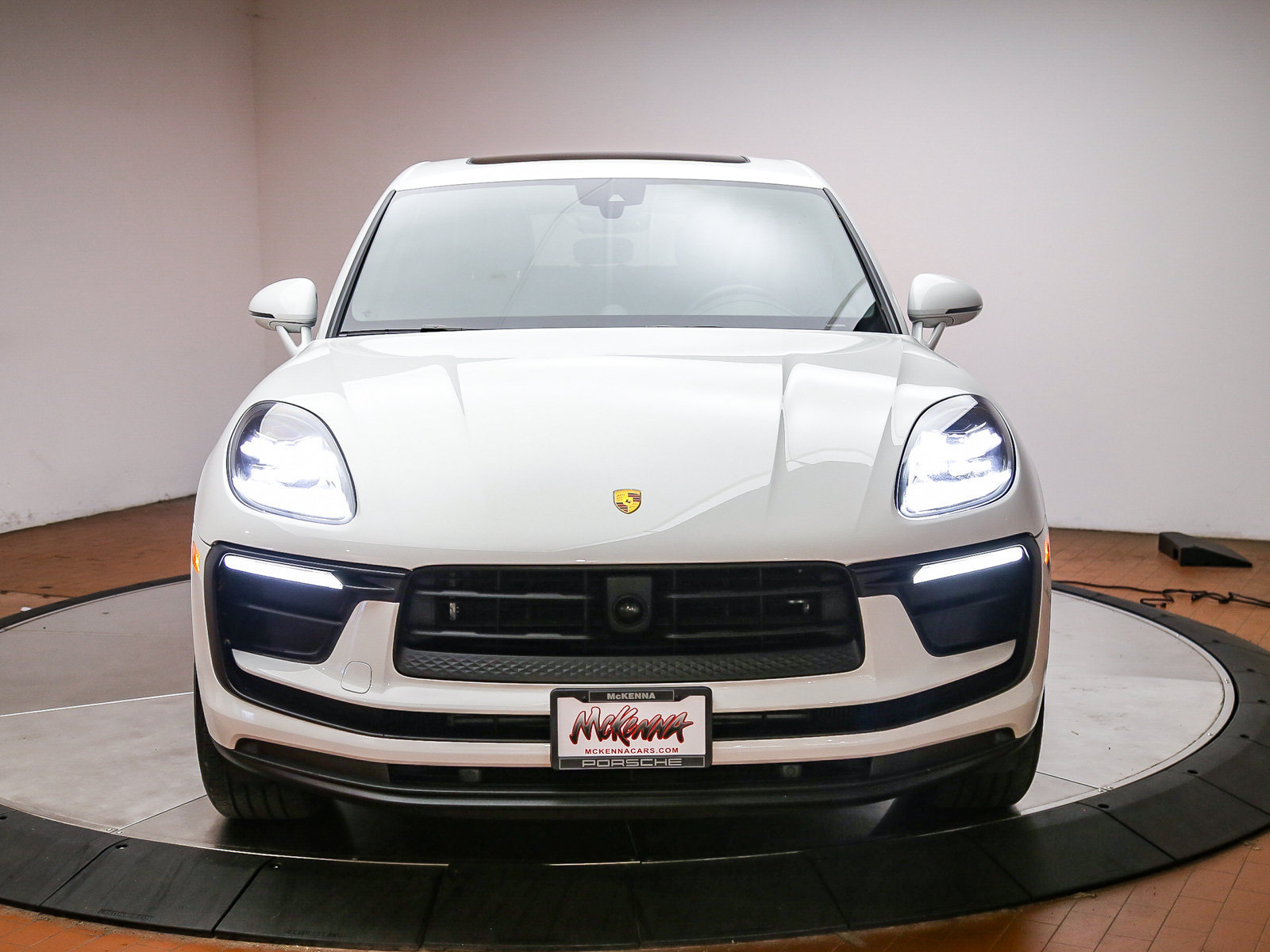 Certified 2024 Porsche Macan AWD/4WD image 3