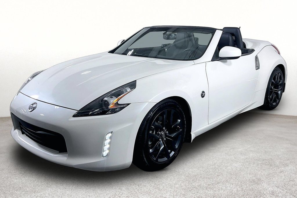 Used 2018 Nissan 370Z Touring RWD image 13