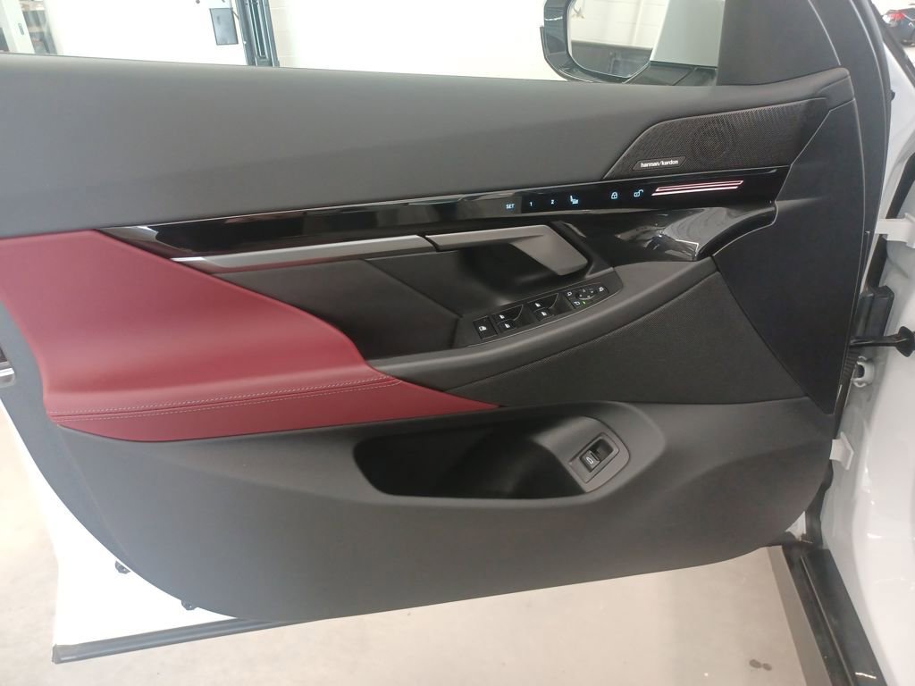 Certified 2025 BMW 530i xDrive w/ M Sport Package image 11