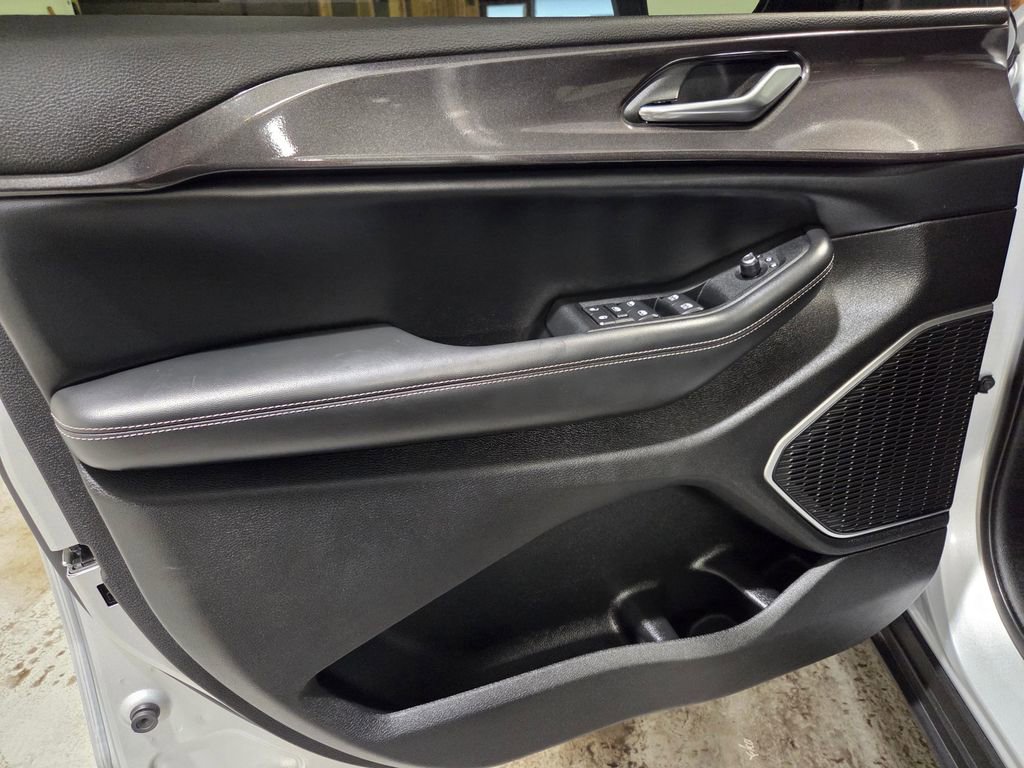 Used 2022 Jeep Grand Cherokee Altitude image 11