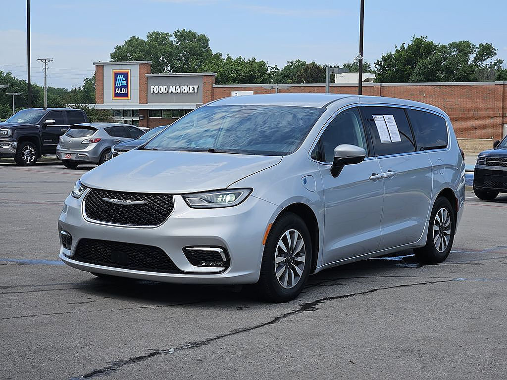 Used 2023 Chrysler Pacifica Touring-L FWD image 2