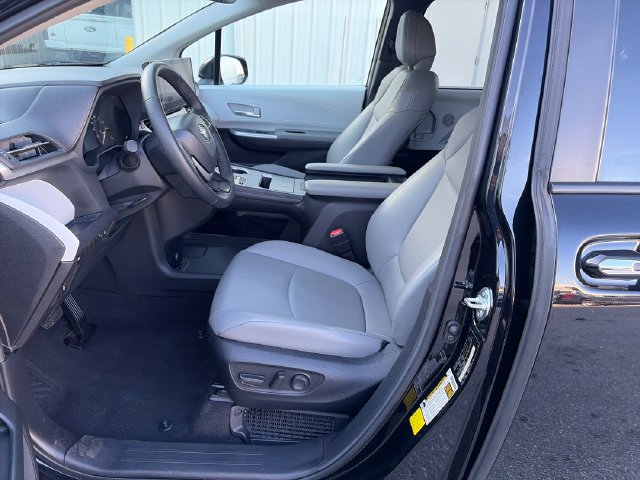 Used 2026 Toyota Sienna XLE FWD image 9