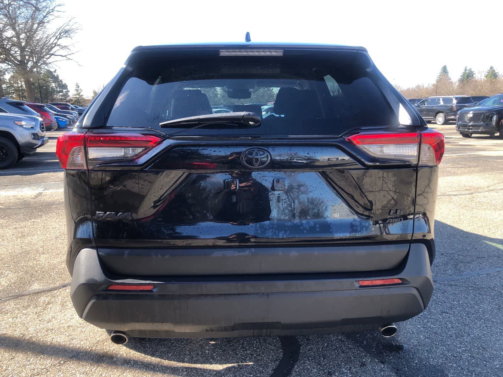 Used 2023 Toyota RAV4 LE AWD/4WD image 3