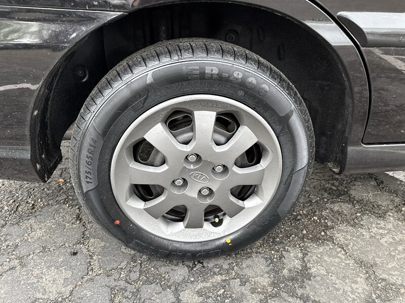 Used 2005 Kia Rio Sedan image 11
