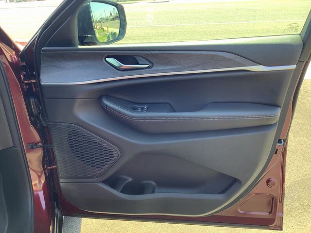 New 2025 Jeep Grand Cherokee Limited w/ Trailer Tow Package image 38