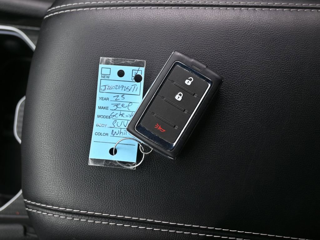 Used 2025 Jeep Grand Cherokee Laredo image 10