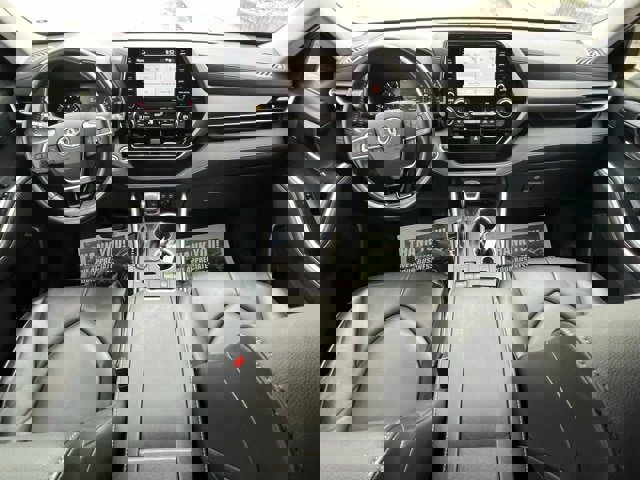 Used 2021 Toyota Highlander XLE image 2