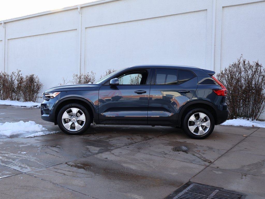 Used 2022 Volvo XC40 T5 Momentum image 4
