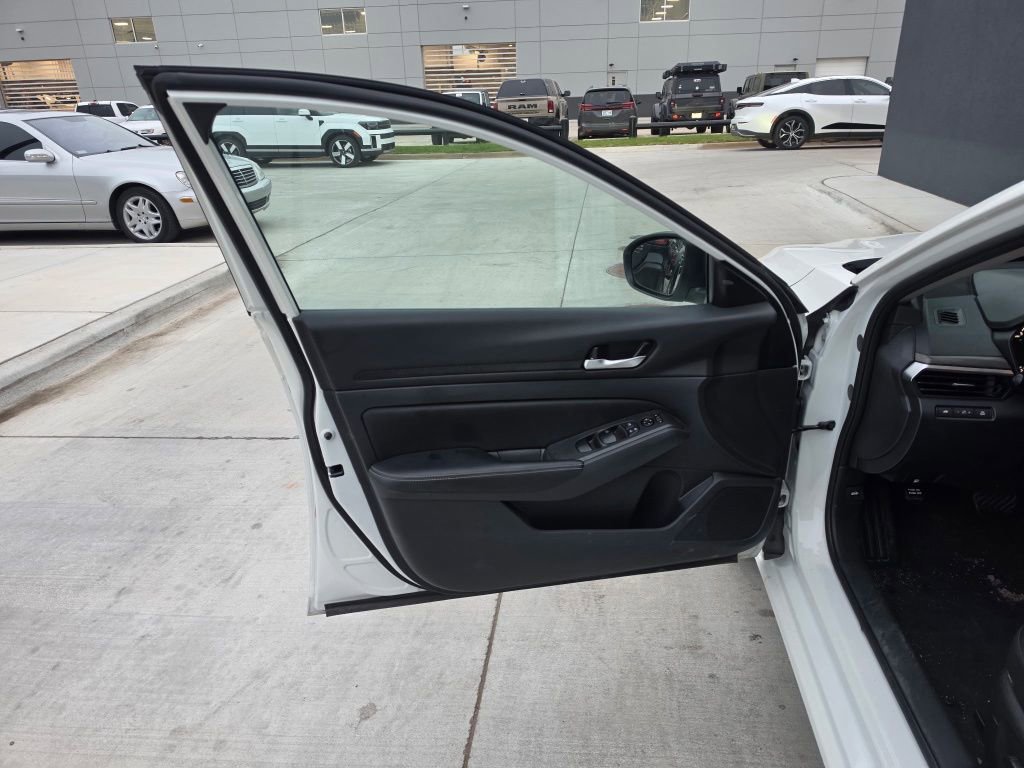 Used 2025 Nissan Altima 2.5 SV image 6