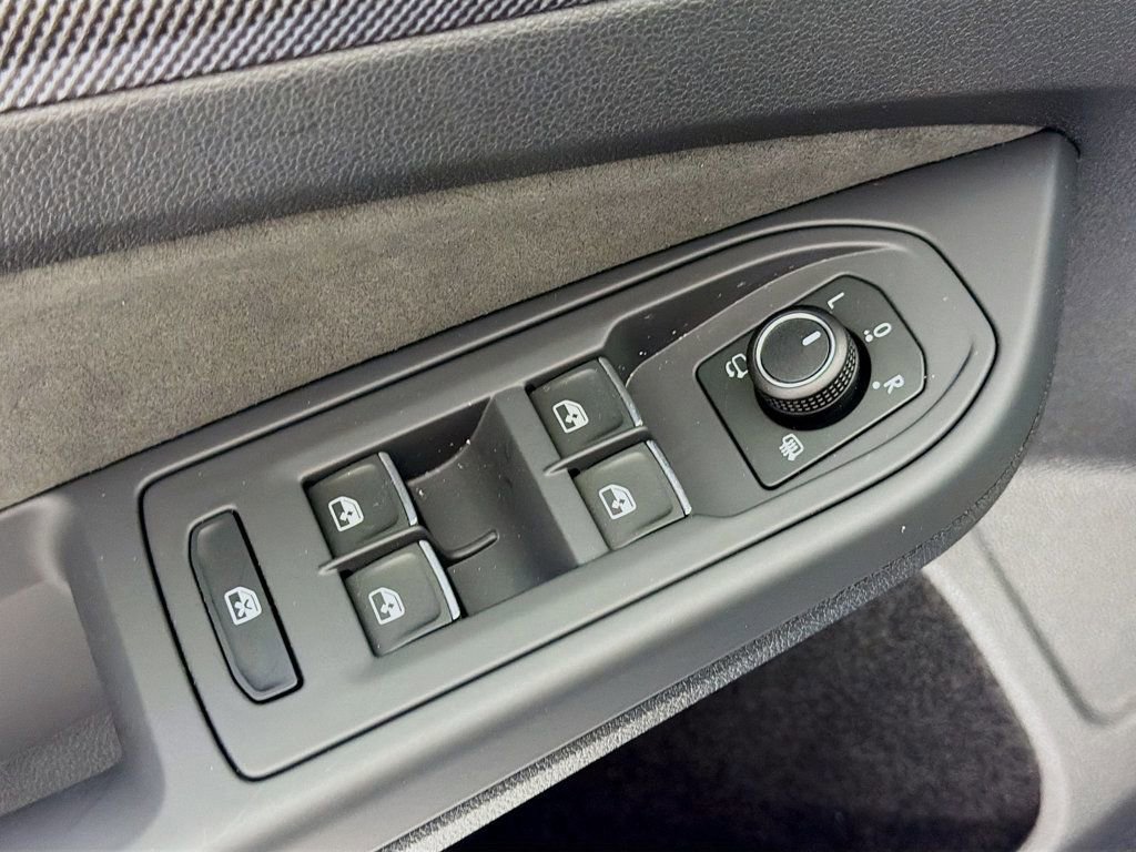 Used 2025 Volkswagen GTI SE FWD image 19