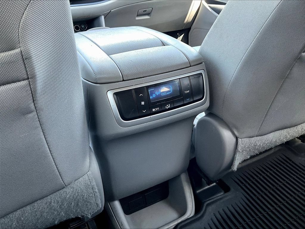 Used 2015 Toyota Highlander LE FWD image 12