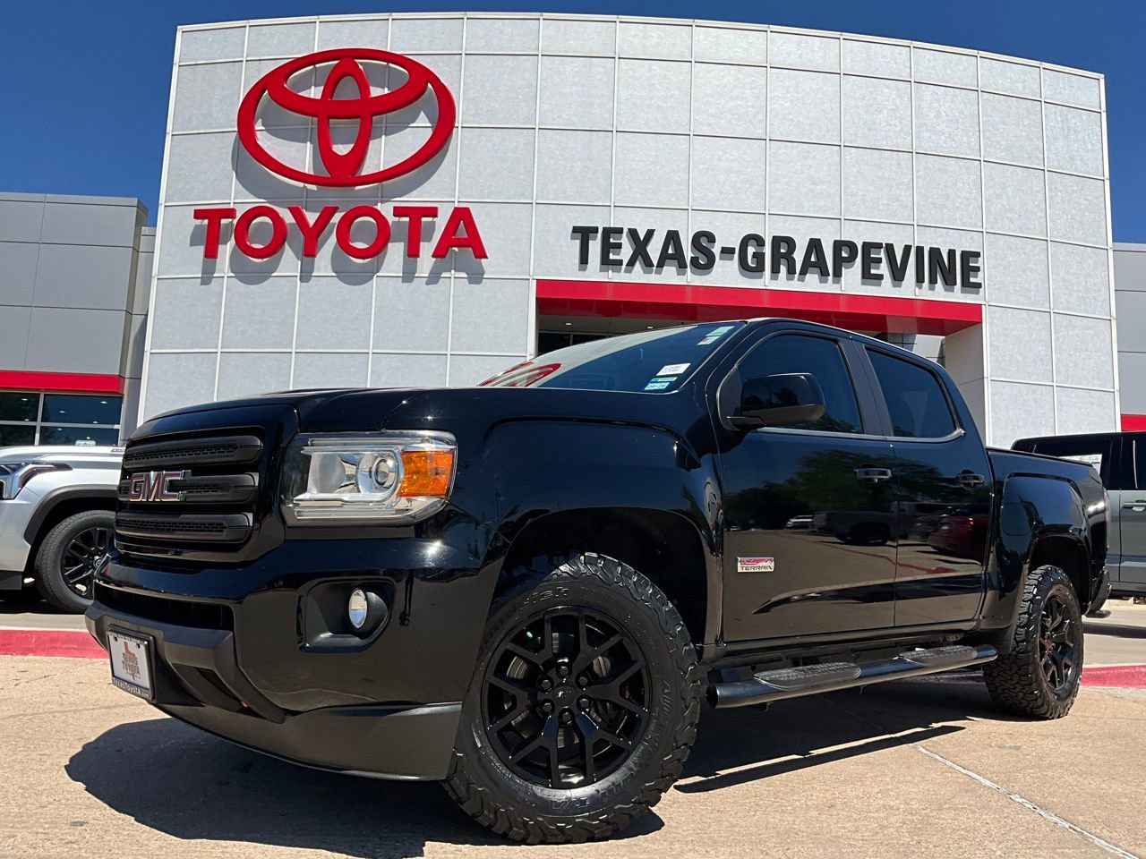 Used 2015 GMC Canyon SLE w/ All-Terrain Package image 2