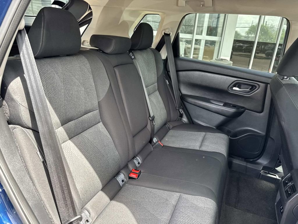 Used 2024 Nissan Rogue SV image 10