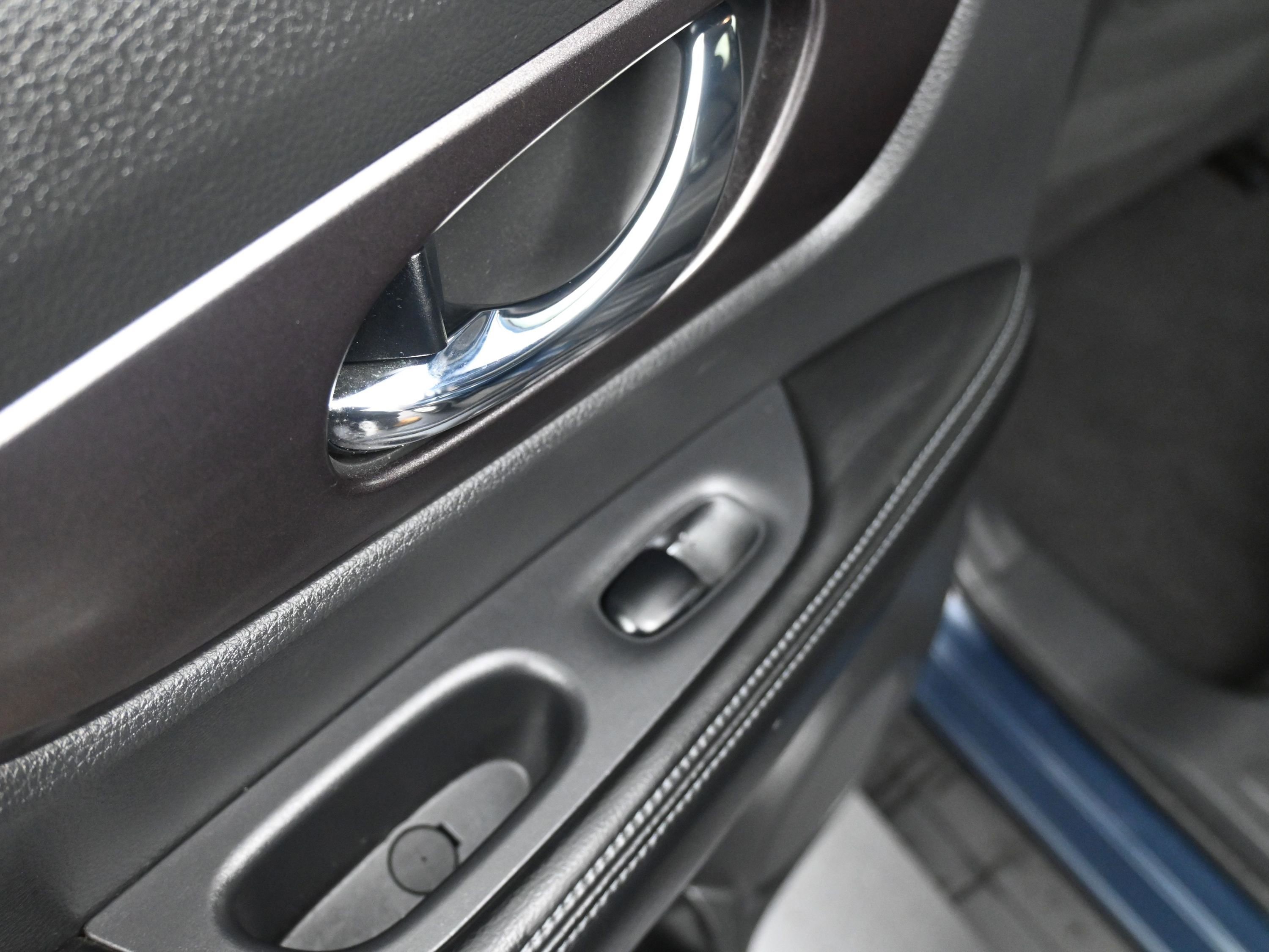 Used 2015 Nissan Rogue SV image 18