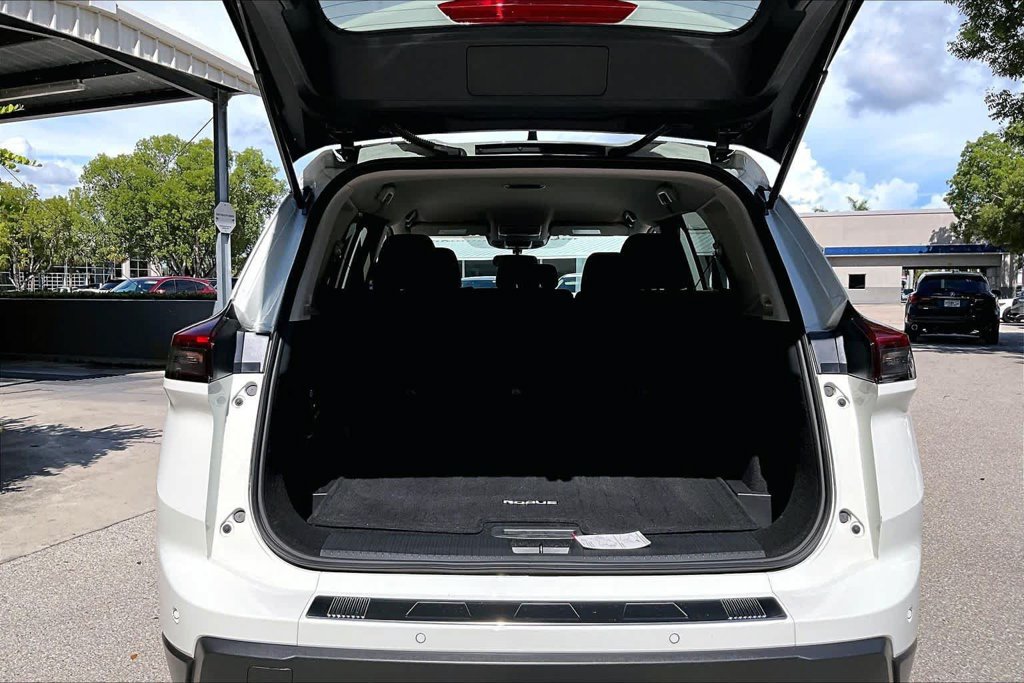 Used 2024 Nissan Rogue S FWD image 31