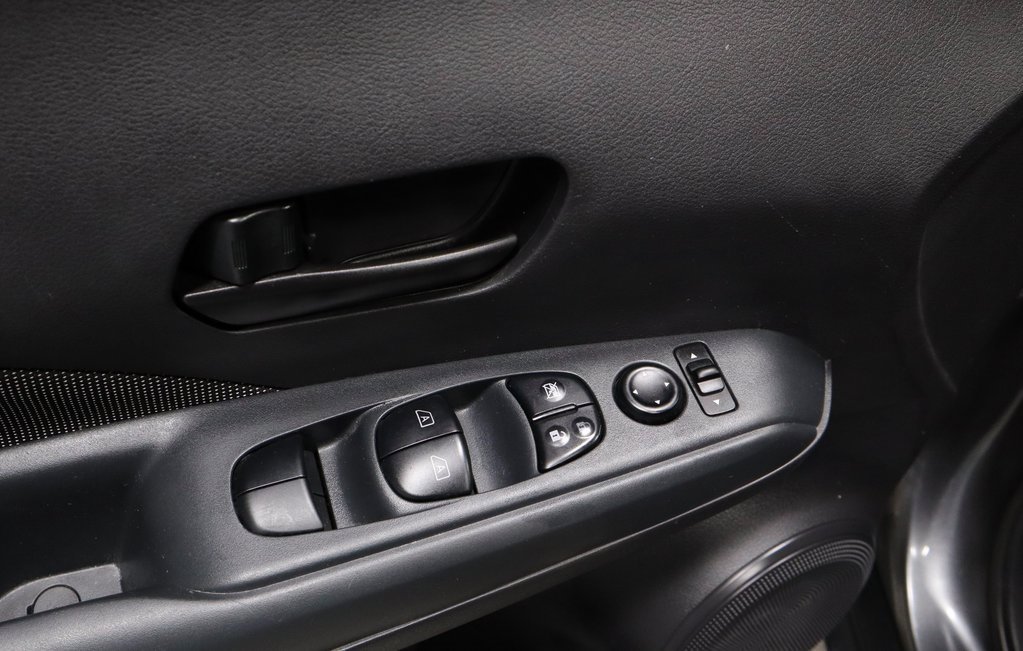 Used 2020 Nissan Kicks S image 23