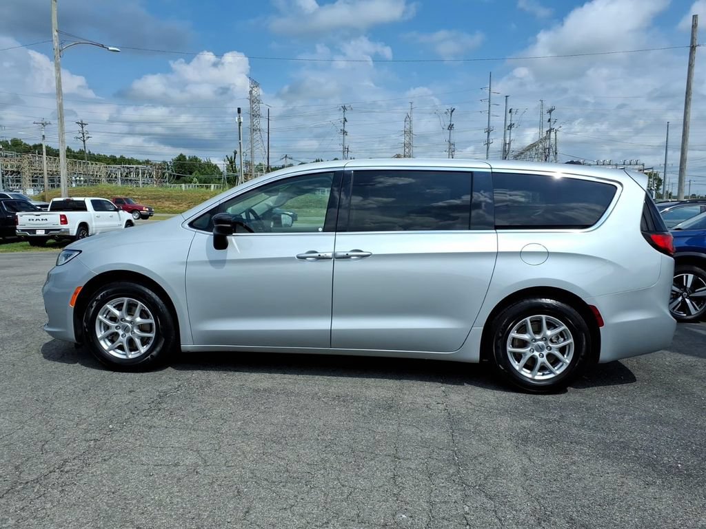 Used 2024 Chrysler Pacifica Touring-L FWD image 4