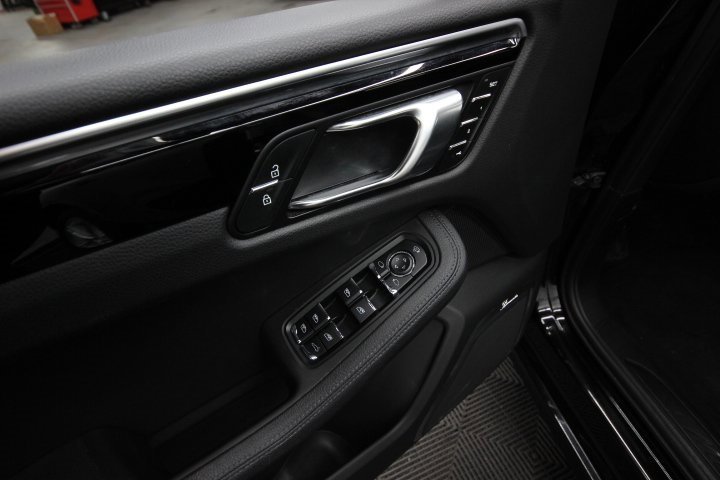 Used 2023 Porsche Macan image 16